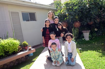 Sandra con las pequeñas Ely, Merab, María Emilia, Fanny, María René y María (EL SIGLO DE TORREÓN)