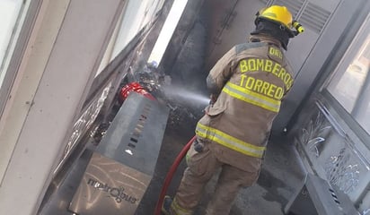 Quema de basura provoca incendio en estación del Metrobús