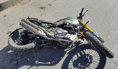 Motociclista sufre fractura tras impactarse con camioneta que le cortó circulación