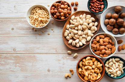 Las nueces y semillas son fuentes ricas en vitamina E, que ayuda al bienestar del hígado.