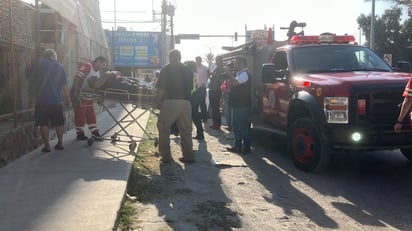 Hombre termina prensado entre dos vehículos cuando en si lugar de trabajo