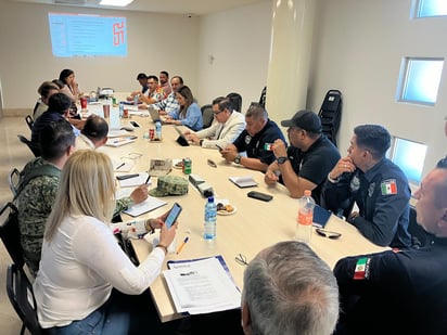 Reunión con integrantes del sector educativo y representantes de las fuerzas armadas. (EL SIGLO DE TORREÓN)