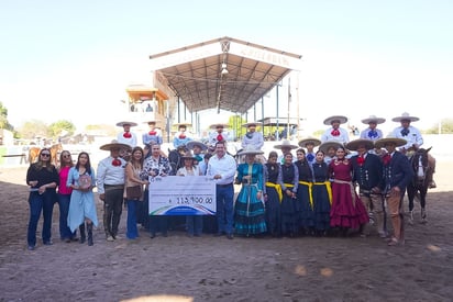 Todo lo recaudado en la Segunda Gran Charreada Familiar, fue donado al DIF Estatal Durango. (EL SIGLO DE TORREÓN)