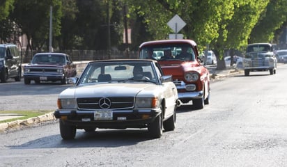 Miembros de la Asociación de Autos Clásicos de Saltillo recorren sureste de Coahuila