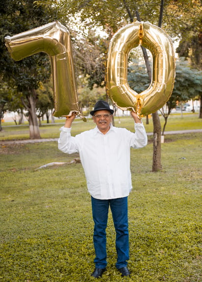 Sr. Hilario Belmontes Alvarado celebrando su cumpleaños.