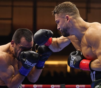 El poderío y contundencia de los golpes, fueron obra del boxeador mexicano (d), ante un rival que le aguantó toda la metralla que lanzó a lo largo de 10 asaltos, en un combate muy emocionante.