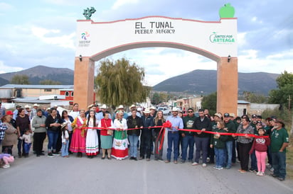 Alcalde de Arteaga inaugura arco distintivo en 'El Tunal'