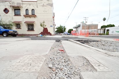 Escombro. Piedras sueltas, calles irregulares y basura, aún se pueden observar en la mayoría de las zonas de esta obra en proceso.