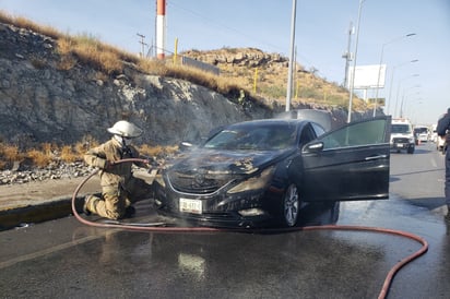 Se incendia vehículo en Ramos Arizpe por posible corto circuito