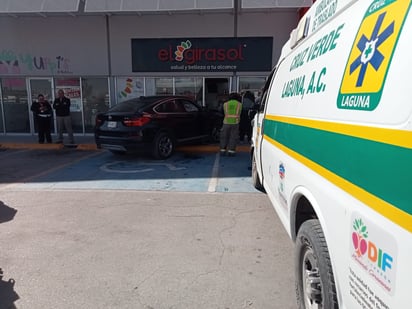 Mujer de 77 años estrella su camioneta contra establecimiento de Soriana Las Fuentes de Torreón