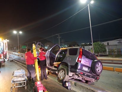 Mujer termina grave en el hospital tras chocar su camioneta