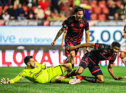 El delantero colombiano Raúl Zúñiga anotó un doblete para los tijuanenses frente a los Rojinegros del Atlas en el Estadio Caliente. (AGENCIA)