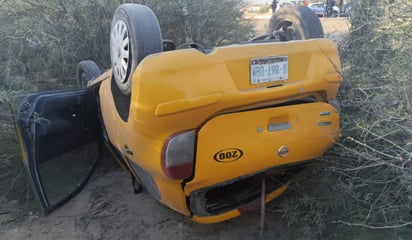 Taxi terminó volcado erca del ejido San Miguel de Matamoros