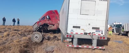 Chofer de tráiler se queda dormido al volante y se sale del camino en Mapimí