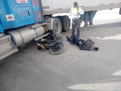 Motociclista se impacta contra tráiler en el bulevar Santa Rita de Gómez Palacio