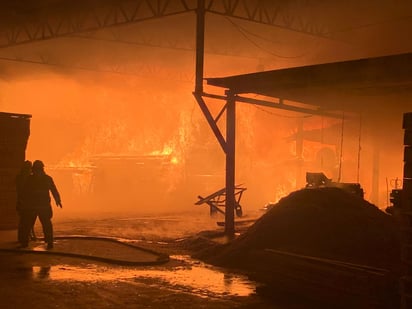 Incendio en maderería de Gómez Palacio (EL SIGLO DE TORREÓN)