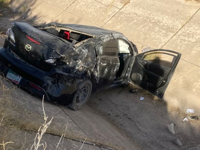 Encuentran vehículo abandonado tras volcadura en Gómez Palacio