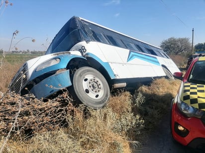 Camión de la marca Freightliner, color blanco con azul, con placas de circulación del estado de Durango. (EL SIGLO DE TORREÓN)