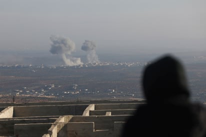 Nubes de humo se alzan en medio de combates entre facciones de la oposición y soldados del gobierno sirio en Majdaliya, Alepo, en Siria, el jueves 28 de noviembre de 2024. (AP Foto/Ghaith Alsayed)