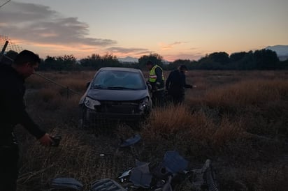 Abandona su vehículo tras volcadura en Ramos Arizpe