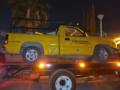 vehículo de la marca GMC, color amarillo, modelo 2007, con logotipos de una empresa de la región en ambas puertas. (EL SIGLO DE TORREÓN)