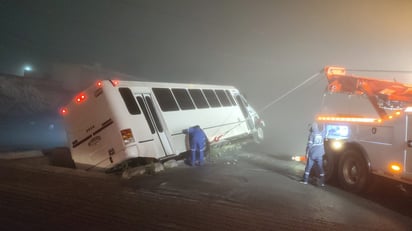 Unidad de transporte de personal cae a canal pluvial en Saltillo