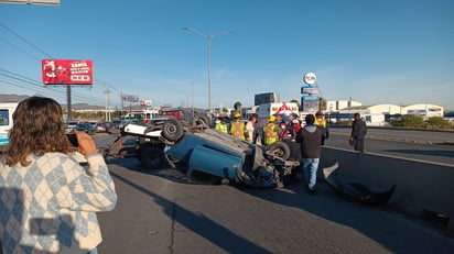 Volcadura en Saltillo (EL SIGLO DE TORREÓN)