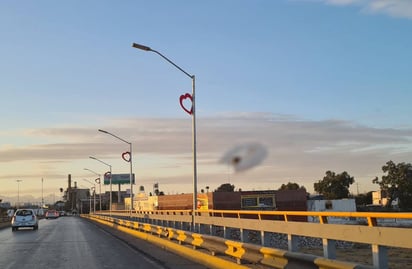 Los postes de luz de la ciudad de Gómez Palacio se ven adornados por corazones (EL SIGLO DE TORREÓN) 