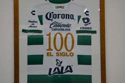 Dante Elizalde, presidente ejecutivo de Santos Laguna, acudió ayer a las instalaciones de esta casa editora para entregar un jersey especial por los 100 años que recién cumplió El Siglo de Torreón (VERÓNICA RIVERA) 