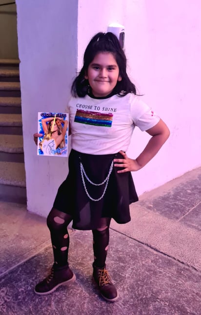 La pequeña lagunera Rocío Olvera Sosa asistió al concierto con un look similar a Gloria (ALDO MAGALLANES) 