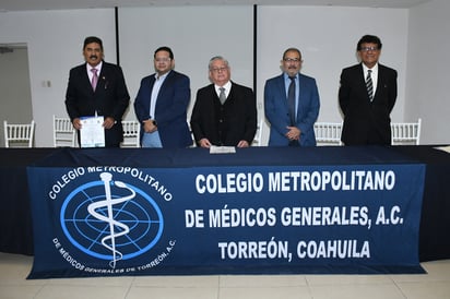 Presidente del Colegio Dr. Armando de Pablos Gómez, entrega diploma de recertificación a la Dra. Yanet Pacheco Álvarez.