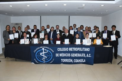 Dr. Armando Palafox Sánchez, Dr. Salvador de la Cruz Temores, Dr. Armando de Pablo Gómez (Presidente del Colegio), Dr. José Luis Burguette Gutiérrez y Dr. Alberto Aguilar Morales.