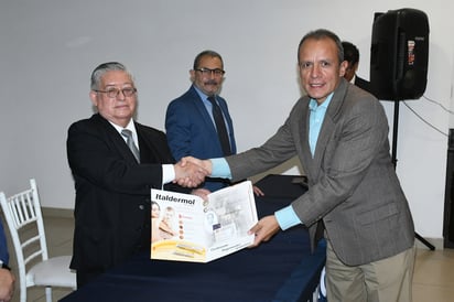 El Presidente del Colegio, entrega diploma de recertificación al Dr. Gerardo Sergio López López.