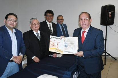Dr. Norberto Chávez Duarte recibiendo su diploma de recertificación del presidente del Colegio.