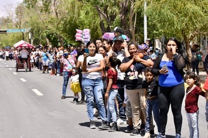 Ciudadanos de los tres municipios se dieron cita desde temprana hora para presenciar el desfile.
