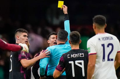 Hirving Lozano enfrenta al árbitro por mostrarle tarjeta amarilla a Alexis Vega. (AP)