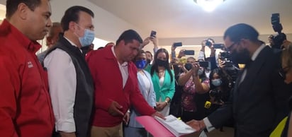 Homero Martínez Cabrera acudió al Consejo Municipal Electoral de Lerdo que depende del IEPC.