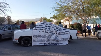 Sindicalizados de la Sección 44 del SNTE tomaron las oficinas de Recaudación de Rentas de La Laguna de Durango.