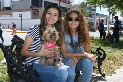 Alejandra, Claudia y su mascota Bialey (EL SIGLO DE TORREÓN) 