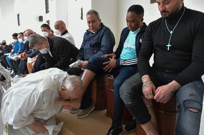 El papa Francisco este Jueves Santo en la cárcel de Civitavecchia, a la que acude para lavar los pies a doce presos, como hizo Jesús con los apóstoles en la Última Cena. (ARCHIVO)