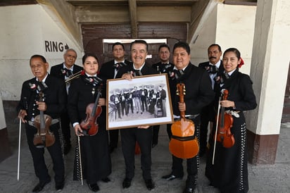 Suena la música. La Plaza de Toros abrió sus puertas para que los mariachis Apaches le rindieran homenaje a Pedrito; Baldomero
Aguayo Nevarez muestra orgulloso la foto original en donde aparece su padre, Baldomero Aguayo Muñoz con Infante.