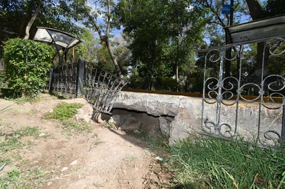 Sin mantenimiento. Una reja que protege los jardines está doblada y tirada, como si hubiese sido impactada por un vehículo. Algunas paredes han sido afectadas por grafitis, además de que hay suciedad por palomas.