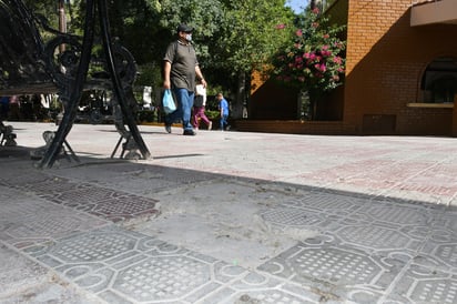 Deterioro. Son muchos los adoquines que faltan en el piso del paseo público, otros están rotos y muchos manchados.