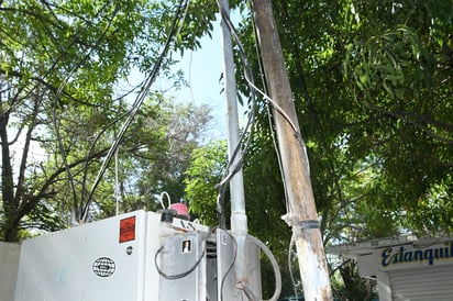 Riesgo. Hay arbotantes que tienen los cables de fuera en su parte baja, además de cajas de luz totalmente expuestas, con cables hasta rotos y cubiertos con cinta, lo que significa un riesgo para paseantes.