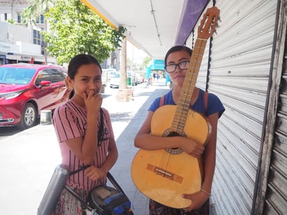 Motivación. A través de su música, Génesis y Yesenia llevan el mensaje de su fe,
en las calles de Torreón.