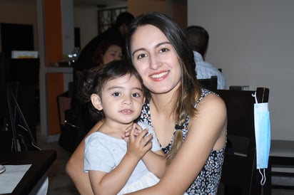 Astrid Pedrosa Flores e hija Emma Martínez Pedroza.