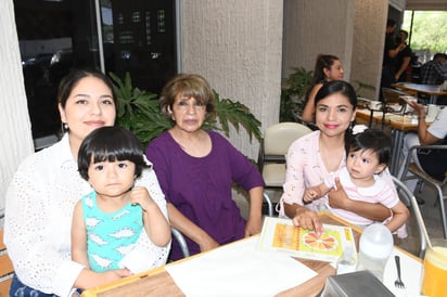 Abuela Taly Elizalde de César, hijas Taly César Elizalde, Yamel Rojas Solís, nietos Isaac Alejandro César y Hannah César Rojas.