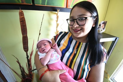 Jennifer Oyarzabal Hernández festeja la llegada de su hija Victoria nacida este sábado 7 de mayo.