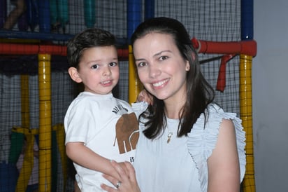 Mamá Estefanía con su hijo Santiago.