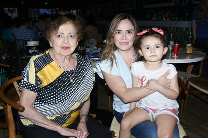 Abuela Sra. Tere, hija Karla y nieta Regina.